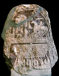 Runenstein mit der Darstellung Wotans (Odins) auf seinem achtbeinigen Pferd Sleipnir beim Besteigen eines Wikinger-Langschiffs