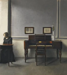 Ida in einem Innenraum mit Klavier