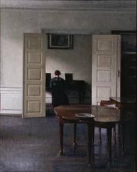 Innenraum mit Ida am Klavier