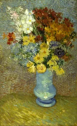 Blumen in einer blauen Vase