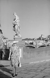 Bei einem Fotoshooting posierendes Model auf der Santa-Trinita-Brücke in Florenz, 2-3. Juni 1941