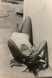Frau an Bord des Kreuzfahrtschiffs 