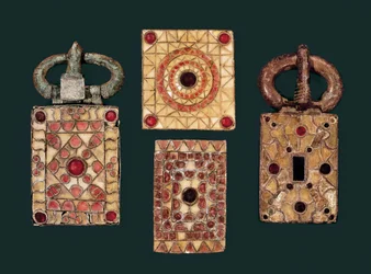 Metallohrringe verziert mit Gold und Granat, 7. Jahrhundert (Gold und Granat)