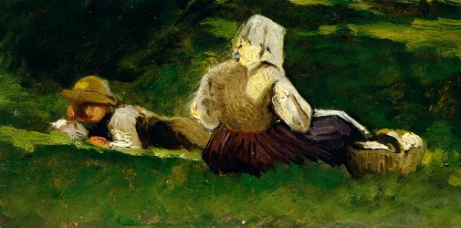 Sitzende Frau und Junge auf dem Gras liegend