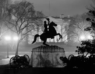 Andrew-Jackson-Denkmal auf dem Lafayette Square, Weißes Haus im Hintergrund, Washington bei Nacht