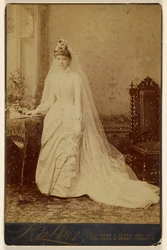 [Unbekannte Frau im Hochzeitskleid, stehend]