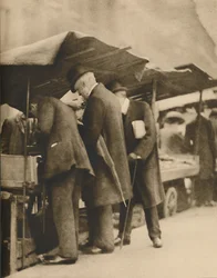 An einem der Buchstände des Farringdon Road Marktes, ca. 1935