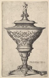 Verzierter Kelch auf Maskenfüßen