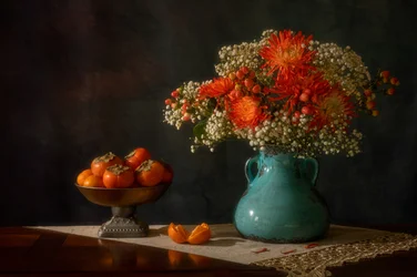 Herbstblumen und Kakis