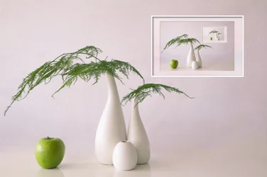Minimalistisches Stillleben mit grünem Apfel