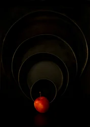Roter Apfel, dunkle Kreise