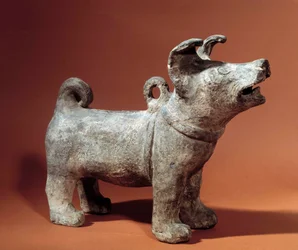 Chinesische Kunst: Molosser mit Geschirr. Terrakotta-Begräbnisstatuette aus der Han-Periode (206 v. Chr.-220 n. Chr.). Musée Cernuschi, Paris