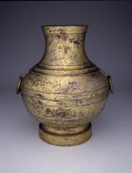Lagergefäß (Hu oder Zhong) mit verschlungenen Drachen und stilisierten Wolken