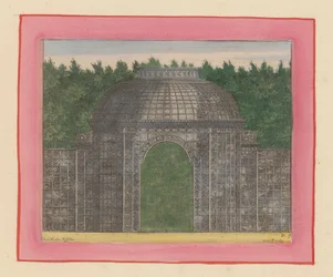 Laube aus Gitterwerk mit einem Tor in der Mitte vor einer Hecke in den Gärten von Versailles