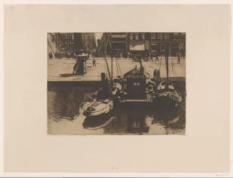 Angedockte Boote am Damrak in Amsterdam