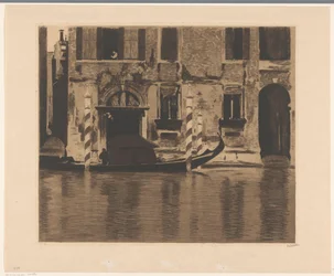 Gondel mit Aufbau im Canal Grande in Venedig