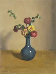 Ringelblumen in einer blauen Vase