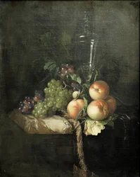 Trauben, Pfirsiche und großes Glas