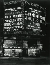 1554 Broadway an der 46th Street, I. Miller Shoes; James Drug Store, und große beleuchtete Kinomarkisen darüber