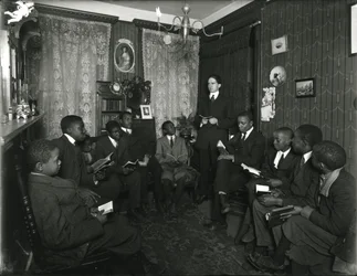 Evangelistenausschussstunde bei Mrs. Bostick, 72 West 99th Street, Mr. Rockwood unterrichtet eine Gruppe junger afroamerikanischer Männer und Jungen