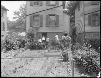 Familie posiert neben ihrem Gemüsegarten im Hinterhof, Inwood, New York, ca. 1910
