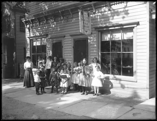 Gruppe von Kindern vor der Whitestone-Filiale der Queens Borough Public Library, ca. 1912