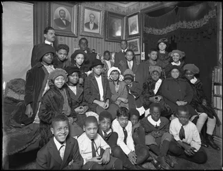 Gruppenporträt der Klasse von Mrs. Harris, 308 W. 148th Street, New York City, 7. März 1916