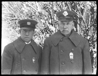 Larry Casey und John Connolly in ihren Winteruniformen im Schnee, Isham Park, Inwood, New York City, 7. März 1915