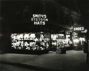 Beleuchtete Schaufenster, die Smith