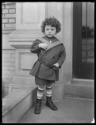 Kleiner Junge im Matrosenanzug auf der Vortreppe eines Wohnhauses in der Vermilyea Avenue, ca. 1913