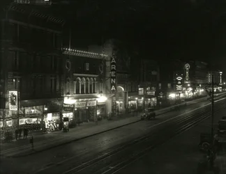 Nachtansicht auf der Südseite der 23rd Street zwischen Sixth und Seventh Avenues