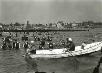 Ruderboot und Schwimmer im Wasser, Coney Island, ca. 1910-21