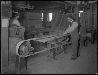 Schleifen von Formteilen für Holzsärge, Oneida, New York, 3. April 1916