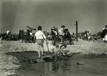 Zwei Kinder spielen mit Holzresten im seichten Wasser, Coney Island, ca. 1910-21