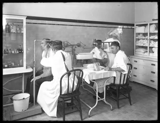 Zwei Patienten werden im Hauptuntersuchungsraum des Seton Hospital, Spuyten Duyvil, Bronx, am 30. Oktober 1914 untersucht