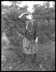 Unidentifiziertes Mädchen posiert im Wald im Kostüm, ca. 1915