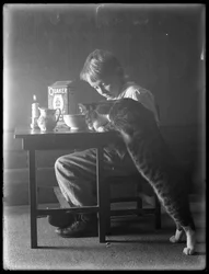 William Gray Hassler und Reddy die Katze, essen Quaker Puffreis, ca. 1912