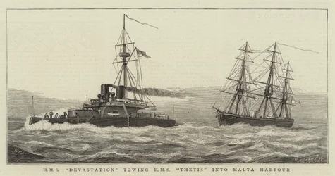 HMS Devastation schleppt HMS Thetis in den Hafen von Malta