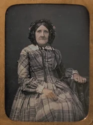 Sitzende ältere Frau mit kariertem Kleid und Haube, 1854-60