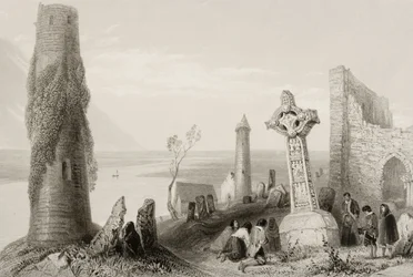 Das alte Kreuz und der Rundturm von Clonmacnois, County Offaly, Irland, aus 