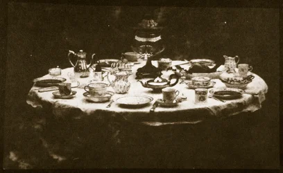 Ein elegant gedeckter Tisch, ca. 1841