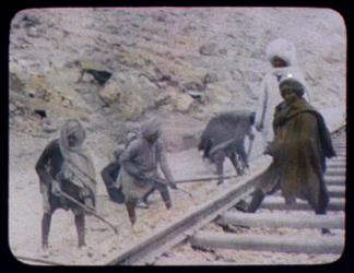 Indische Arbeiter beim Bau von Eisenbahnlinien, 1880
