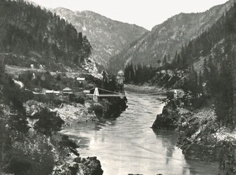 Die Rockies: der Frazer Canyon und die Cariboo Road Bridge, nahe Spuzzum, Kanada, 1895