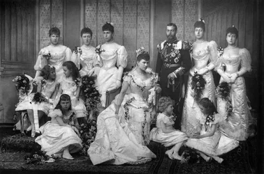 Der Herzog und die Herzogin von York und Brautjungfern, 1893