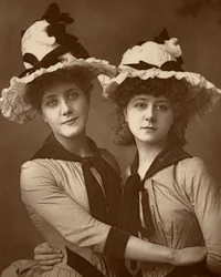 Zwei Rosen, Maude Millett und Annie Hughes, britische Schauspielerinnen, 1888