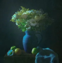 Dunkles Florales Stillleben