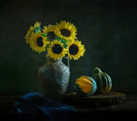 Stimmungsvolle Sonnenblumen und Kürbisse
