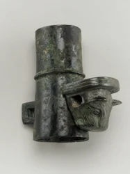 Radkappe mit Splint in Form eines Katzenkopfes