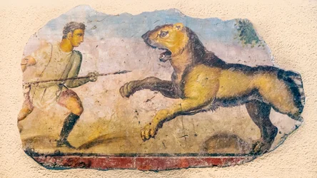 Ein römischer Jäger konfrontiert einen angreifenden Löwen., 2021 (Foto)