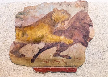 Detail eines römischen Wandgemäldes eines Löwen, der ein Pferd angreift., 2021 (Foto)